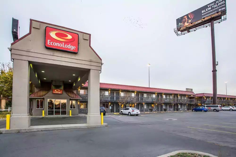 Ultimate List of Best Cheap Hostels for Backpackers in Salt Lake City, Utah, Econo Lodge Hotel Downtown Salt Lake City